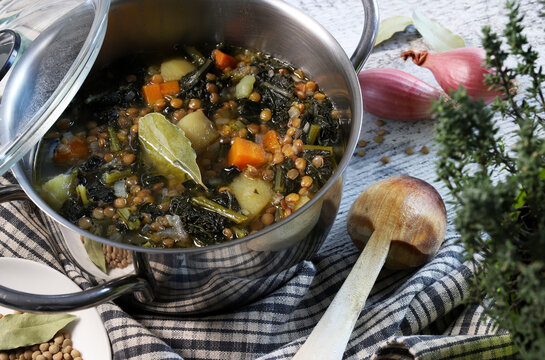 Zuppa di lenticchie, patate e cavolo. Piatto invernale. Cibo sano e vegetariano. Direttamente sopra.