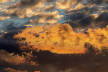 Obraz premium sky with clouds and lots of colours at sunset