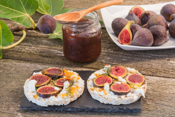 Toast of fig and cheese