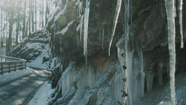 Eiszapfen und Eisbach