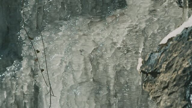 Eiszapfen und Eisbach