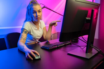 Professional esport gamer girl streaming and losing online video game on PC © kjekol