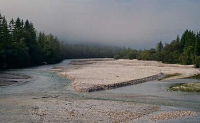 Herbststimmung in Morgen Sonne am Gebirgsfluss obere Isar in den bayerischen Alpen mit Blick auf...