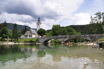 Fototapeta na wymiar Bohinj, Słowenia, Triglavski Park, woda, rzeka, krajobraz, miasteczko, 