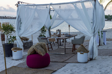 vue sur une installation extérieure avec des rideaux blancs et une table et des chaises pour une...
