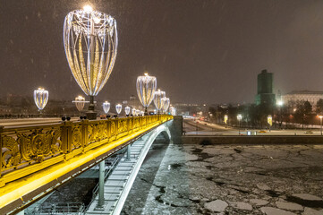Moscow, Russia - December 17, 2022: Bolshoy Kamenny Bridge (Big Stone Bridge) and winter Moskva-river - 555759206