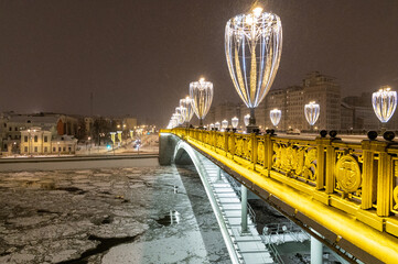 Moscow, Russia - December 17, 2022: Bolshoy Kamenny Bridge (Big Stone Bridge) and winter Moskva-river - 555759213