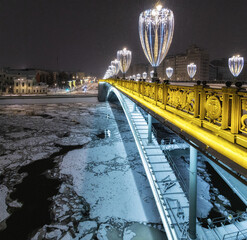 Moscow, Russia - December 17, 2022: Bolshoy Kamenny Bridge (Big Stone Bridge) and winter Moskva-river - 555759216
