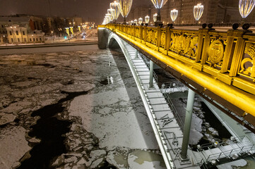 Moscow, Russia - December 17, 2022: Bolshoy Kamenny Bridge (Big Stone Bridge) and winter Moskva-river - 555759223