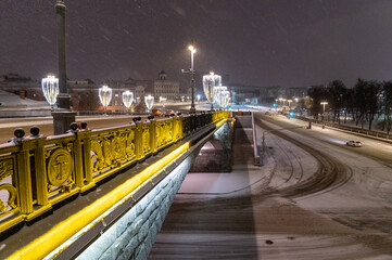 Moscow, Russia - December 17, 2022: Bolshoy Kamenny Bridge (Big Stone Bridge) and winter Moskva-river - 555759226