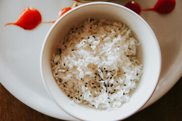 Plato de arroz con salsa roja en un bol.