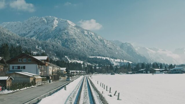 Zugfahrt in den Alpen