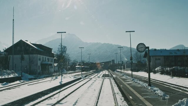 Zugfahrt in den Alpen