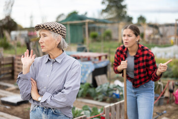 Conflict between female neighbors in the country farm