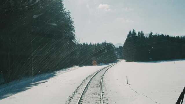 Zugfahrt in den Alpen