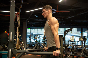 Naklejka premium sport athlete do pushups in fitness gym. pushups practicing athlete in gym. sport and fitness