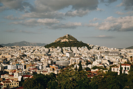 Monte Are&oacute;pago en Atenas visto desde la Acr&oacute;polis