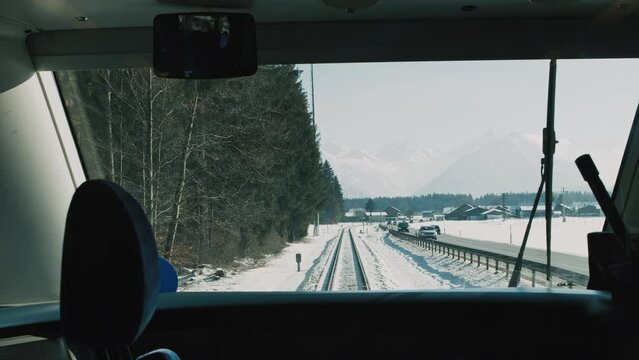 Zugfahrt in den Alpen