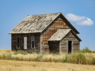 Obraz premium old abandoned house on the plains