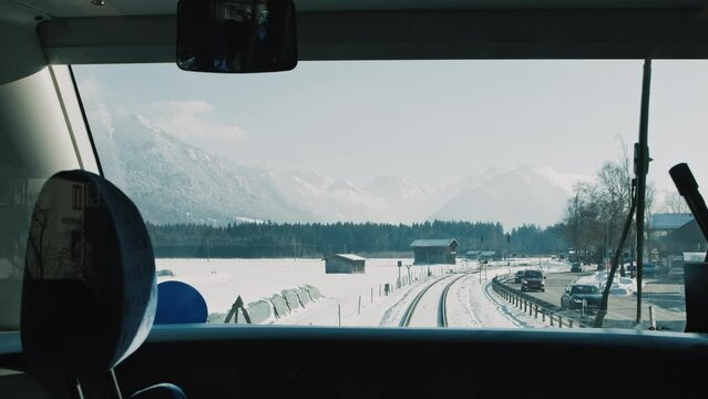 Zugfahrt in den Alpen