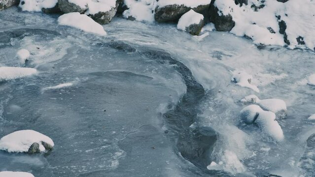 Eiszapfen und Eisbach