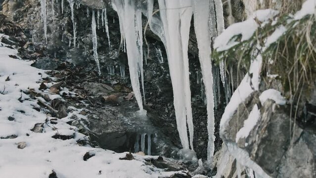 Eiszapfen und Eisbach