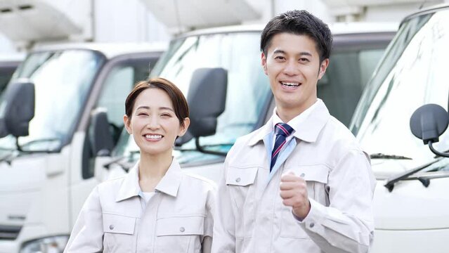 ガッツポーズをする現場作業員