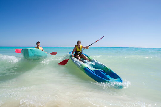 Couple Kayaking, Reef Playacar Resort and Spa, Playa del Carmen, Mexico