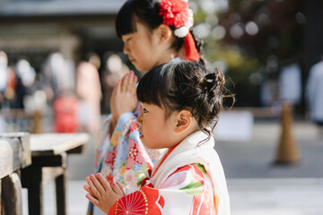 お参りする着物姿の幼い姉妹