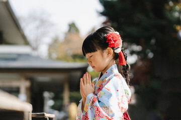 お参りする着物姿の5歳の女の子