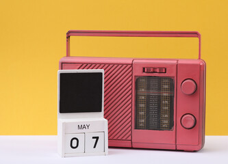 Fototapeta premium Calendar with date may 07 with retro radio receiver on yellow background