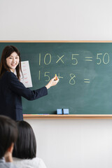 板書する日本人女性教師