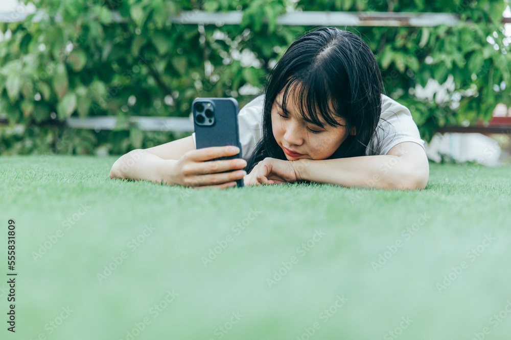 Wall mural 携帯電話を操作する女性　mobile phone