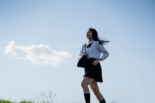 走る日本人女性学生