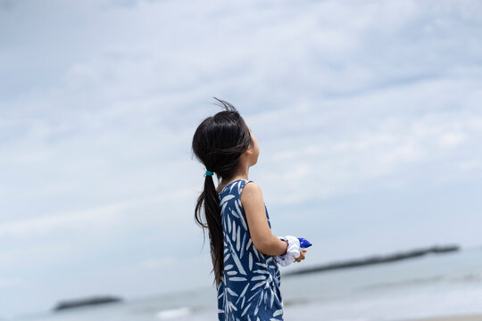 海を眺める女の子
