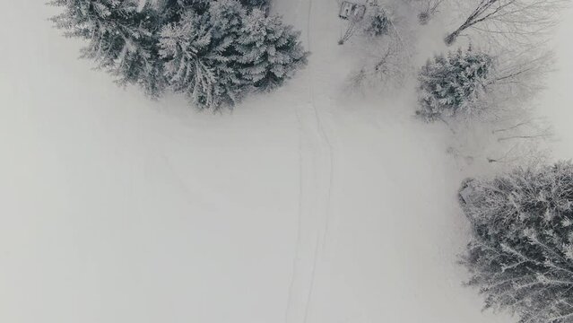Es schneit in den den Bergen