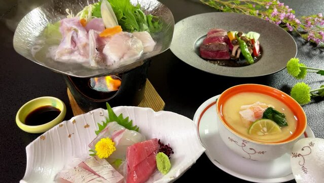 てっちり鍋会席　茶碗蒸しの蓋をとる