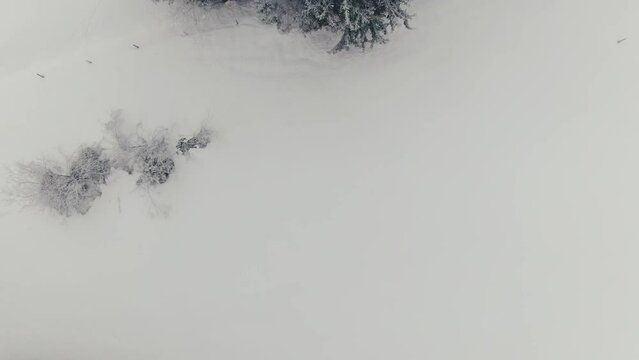 Es schneit in den den Bergen