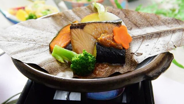 ブリと野菜の朴葉味噌焼き