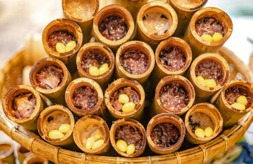 Khao Lam Local Food Khao Lam is the introduction of rice and other ingredients to be seasoned to have a sweet, oily taste. to put in a bamboo tube to be burned until cooked make rice There is a fragra