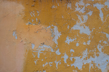 Fototapeta premium Un mur ecaillé de peinture jaune d'or dans le style italien pour ressource graphique 