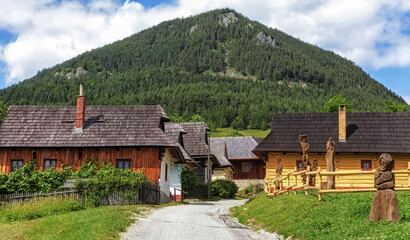 Fototapeta na wymiar Picturesque historical village Vlkolinec witjh wooden colorful cottages in Slovakia