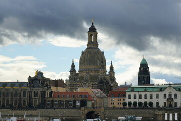 Fototapeta na wymiar Blick über die Elbe zur Altstadt mit der Frauenkirche in Dresden