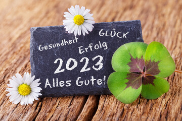 Neujahr Grußkarte 2023, deutscher Text - Gesundheit, Glück, Erfolg, Alles Gute - Schiefertafel...