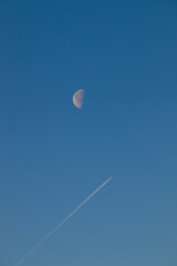 Mond und Flugzeug