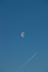 Mond und Flugzeug