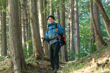 ソロ登山をする男性