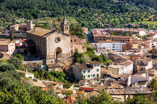 Andratx, town in Mallorca, Majorca, Balearic Islands, Spain, Europe, with view to parish church Santa Maria d'Andratx