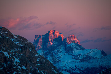 Dolomiten glühen zum Sonnenuntergang an einem eiskalten Winterabend. Zu sehen ist der Monte Pelmo.