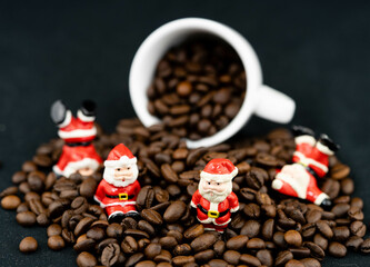 Der Weihnachtsmann und geröstete braune Kaffeebohnen